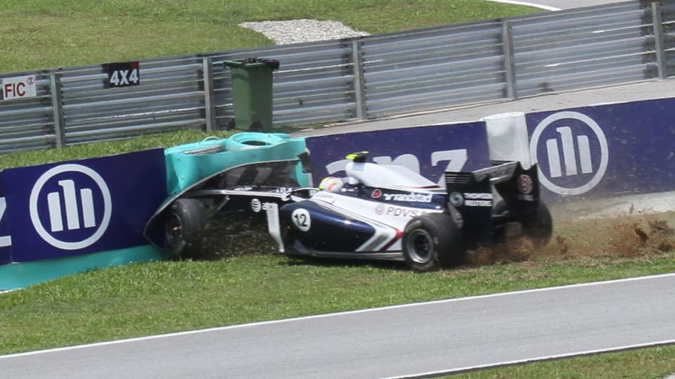 Drsné kolize se dějí i dnes, jak pocítil třeba Pastor Maldonado v roce 2011.